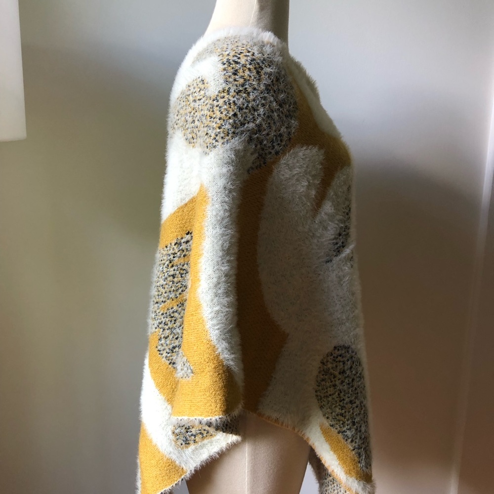 Women’s Sweater Poncho - Picture 3 of 5